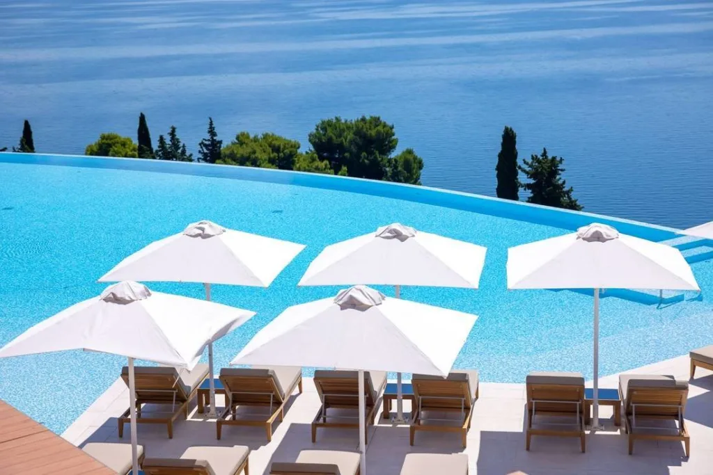 Main inifinity pool Angsana Corfu